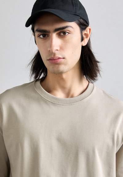 Filippa K HEAVY CREW NECK TEE - Pamata T-krekls - moss grey