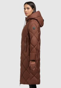 Garais brūnais quilted puffers jakas ar kapuci, sānu kabatām un logotipa uzšuvumu uz piedurknes; gluda faktūra un silta izolācija.