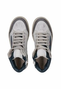 Sneaker alte in pelle bianca con accenti in suede grigi e dettagli blu. Presentano lacci, punte perforate e chiusure a zip sui lati.
