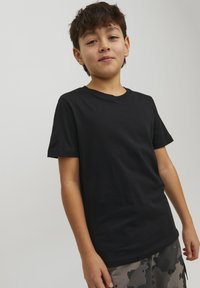 T-shirt nera in cotone con maniche corte e colletto a girocollo, caratterizzata da una texture liscia e una vestibilità standard.