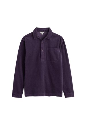 Camisa polo de corduroy morado de manga larga con cuello, botonadura y un bolsillo en el pecho. Presenta una textura de tela acanalada.