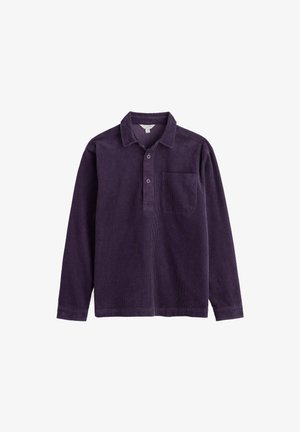 Camisa polo de corduroy morado de manga larga con cuello, botonadura y un bolsillo en el pecho. Presenta una textura de tela acanalada.