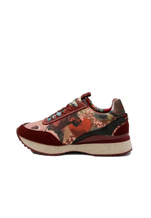 Zapatilla baja con estampado floral multicolor, detalles en ante burdeos, suela beige moteada y cordones azules y rojos, vista lateral.