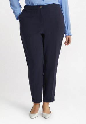 Maritieme dresspants in een getailleerde pasvorm, voorzien van zijzakken, een knoopsluiting en omslag. Soepele stoftextuur en een strakke uitstraling.