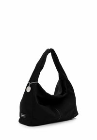 Juoda minkšta audinio peties rankinė su sukamąja rankena, maža metaline grandinėle ir apvalia etikete, subtilioje prekės ženklo žymoje apatiniame kampe.