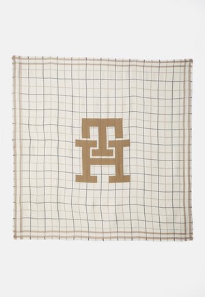 Tessuto beige a motivo a griglia con un grande logo marrone al centro, impreziosito da sottili linee nere che accentuano il design. Tessuto morbido e testurizzato.