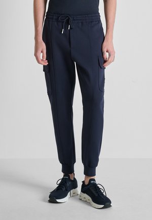 REGULAR FIT IN INTERLOCK WITH PATCH ON POCKET - Pantalones cargo - blue grey