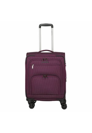 Maleta morada de carcasa blanda con asa extensible, bolsillos delanteros con cremallera y cuatro ruedas giratorias negras.