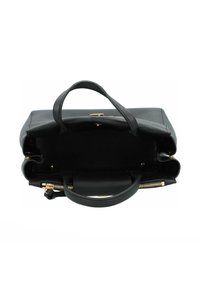 Bolso de mano de piel negra con un diseño estructurado, asas superiores y una cremallera en tono dorado. El interior está forrado y es espacioso, con un bolsillo adicional.
