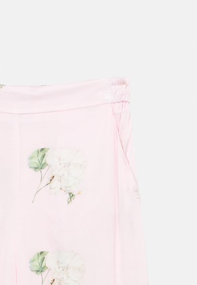 Ροζ ανοιχτό παντελόνι με λευκά λουλουδάτα σχέδια, ελαστική μέση και πλαϊνή τσέπη σε απλό λευκό φόντο.