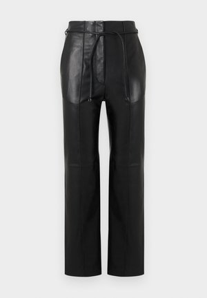 Juodos aukšto liemens dirbtinės odos kelnės su siauru siluetu, tiesiomis kojomis ir plonu diržu, surištu ties liemeniu.