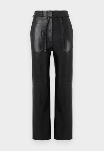 Juodos aukšto liemens dirbtinės odos kelnės su siauru siluetu, tiesiomis kojomis ir plonu diržu, surištu ties liemeniu.