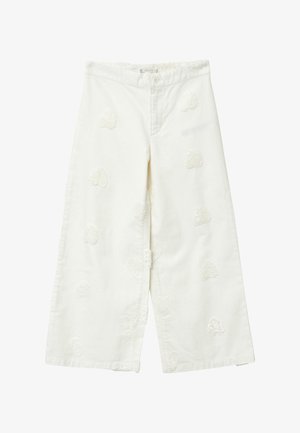 Pantaloni bianchi a gamba larga con chiusura frontale a bottone e zip, caratterizzati da motivi a cuore testurizzati distribuiti sul tessuto.