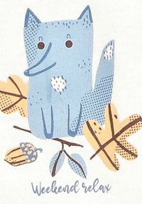 Illustratie van een blauwe vos met een eenvoudig ontwerp, omringd door gele bladeren en een eikel. Onder de afbeelding staat de tekst "Weekend relax" in een informele letterstijl.