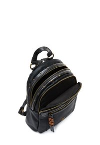 Mochila de cuero negro con múltiples compartimentos con cremallera, herrajes en tono dorado, acentos de tachuelas y un acabado texturizado.