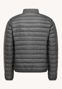 Giacca a vento grigia con design trapuntato, cuciture orizzontali visibili, colletto alto e polsini elasticizzati, caratterizzata da una texture liscia e lucida.