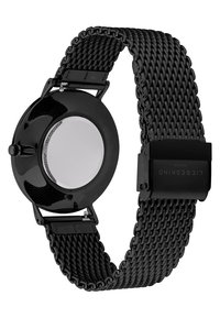 Zwarte horloge met een ronde, glanzende kast en een gladde zilveren wijzerplaat. Bevat een gestructureerde zwarte mesh band en een sluiting met merkdetails.