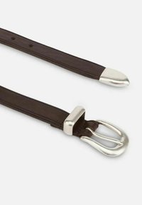 Cintura in pelle marrone con texture liscia, fibbia in metallo argento e punta arrotondata. Presenta numerosi fori per una regolazione della misura.