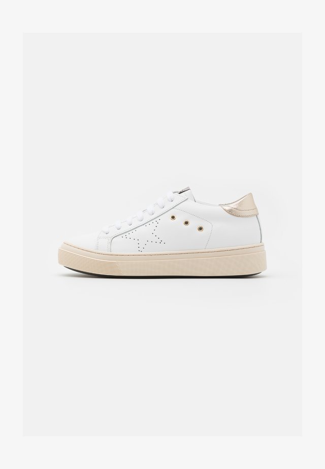 ANDREA - Sneakers basse - bianco/platino