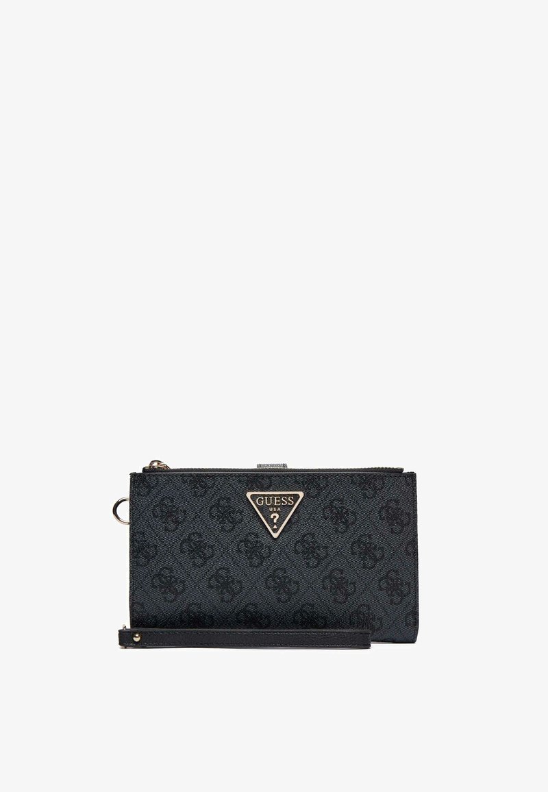 Bracelet de poignet noir Guess avec imprimé logo à motif, emblème triangulaire de marque doré et sangle de poignet détachable sur fond blanc.