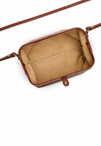 Borsa a spalla in pelle marrone con forma rettangolare, esterno liscio e interno beige morbido. Presenta una chiusura a scatto e un manico regolabile.