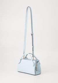 Borsa a mano blu chiaro realizzata in materiale testurizzato, con due manici superiori, una tracolla regolabile e dettagli in hardware di tonalità argentata.