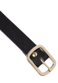 Svart läderbälte med slät textur, utrustat med en rektangulär guldspänne och en dekorativ metallnitar för stängning.