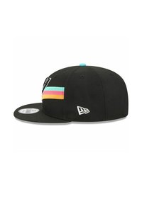 Schwarze Snapback-Kappe mit flachem Schirm. Verziert mit mehrfarbigen Streifen in Pink, Türkis und Gelb an der Seite. Enthält ein Logo-Akzent.