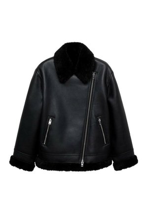 Giacca in pelle nera con colletto in shearling, chiusura con zip e tasche, orlo inferiore aderente e morbida rifinitura in pelliccia.
