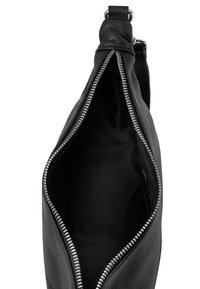 Borsa in pelle nera con superficie liscia. Apertura con zip che rivela un ampio interno nero. Hardware robusto lungo la zip.