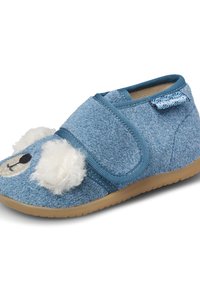 Modrá textilní bačkora s chlupatou bílou tváří medvěda, která má suchý zip a texturovanou gumovou podrážku.