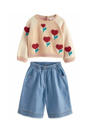 Beige strikket sweater med røde hjerteblomster kombineret med lyseblå denimshorts med elastisk talje til børn.