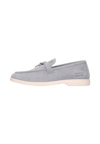 Scarpa slip-on in suede grigia con punta arrotondata, suola in gomma bianca, dettaglio decorativo a trama e logo impresso sul lato.