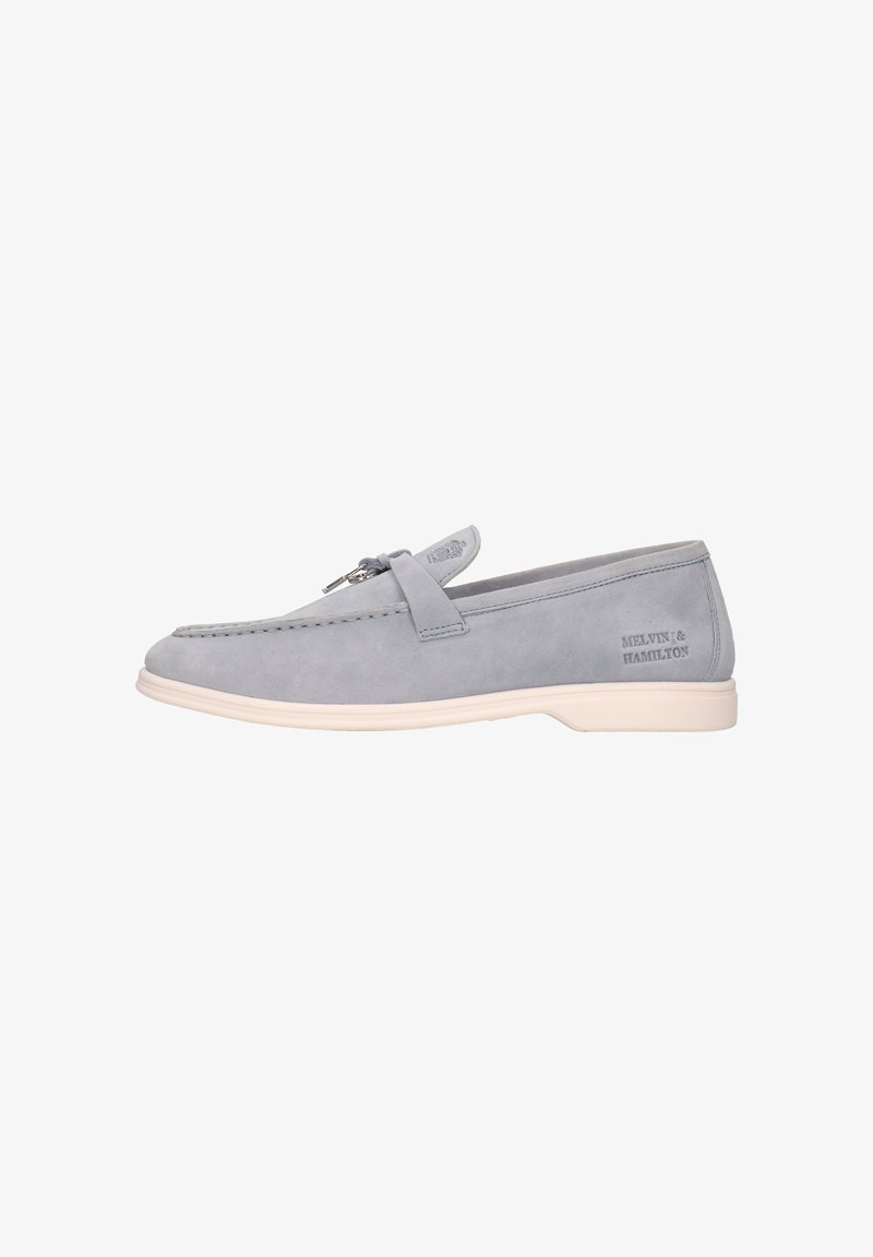 Scarpa slip-on in suede grigia con punta arrotondata, suola in gomma bianca, dettaglio decorativo a trama e logo impresso sul lato.