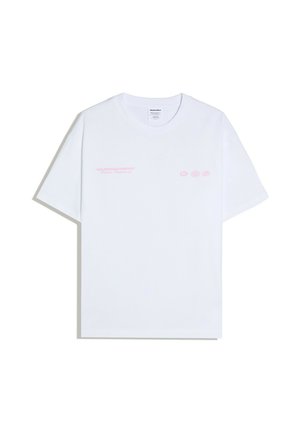 T-shirt blanc à manches courtes avec col rond, petit texte rose et trois symboles de soin roses sur la partie supérieure gauche de la poitrine.