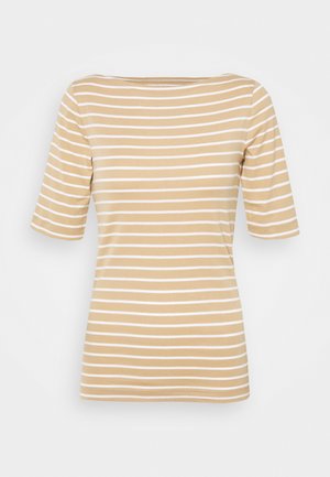 Haut beige à manches courtes avec des rayures blanches horizontales. Doté d'un col bateau et d'un tissu doux et extensible pour le confort.