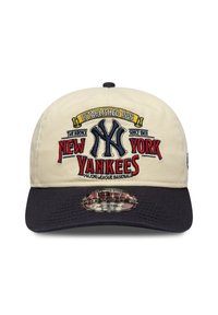 Καπέλο χακί με μπλε σκούρο γείσο, διακοσμημένο με κεντητό λογότυπο «New York Yankees» σε μπλε και κόκκινο, μαζί με το κείμενο «Established 1903».