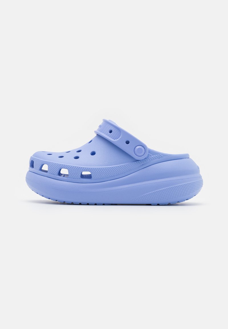Clog din cauciuc albastru deschis cu găuri de ventilație, curea de susținere la spate și talpă texturată. Design rotunjit cu suprafață netedă și accente minimaliste.