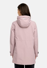 Helle rosa wasserdichte Jacke mit Kapuze, mit glatter Textur und längerer Schnittform. Enthält einen reflektierenden Akzent auf dem Rücken.