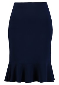 Marinblå penkjol i slätt tyg, med en fladdrande volang i nederkant och en figurnära silhuett. Inga synliga mönster eller detaljer.