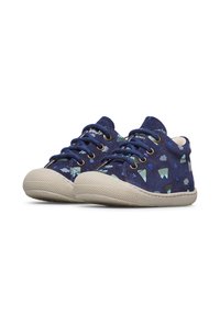 Scarpine per bambini di colore blu navy con lacci sulla parte anteriore, suole in gomma beige e un motivo di nuvole, gocce di pioggia e montagne.