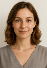 Sart sølv halskæde med fem stjernesformede pendanter, der har en fin kæde. Modellen bærer en grå v-hals top. Neutral baggrund.