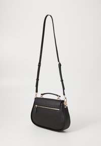Sac à épaule en cuir noir avec une finition texturée, accents en matériel doré, poignée supérieure et bandoulière réglable. Il dispose d'une poche zippée à l'avant.