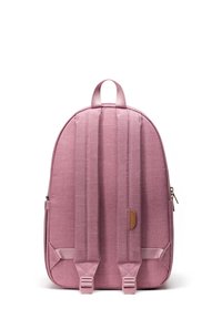 Ružový látkový batoh s polstrovanými ramennými popruhmi, horným uchom a textúrovaným hnedastým akcentom. Obsahuje zipsové uzatváranie a štruktúrovaný tvar.
