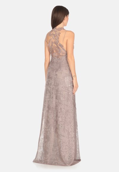 Lungo abito grigio senza maniche con ricami in pizzo floreale e sovrapposizione trasparente, caratterizzato da un design dettagliato con schiena aperta e silhouette fluida.