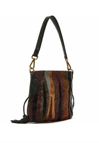 Borsa intrecciata multicolore con dettagli in pelle nera, caratterizzata da strisce verticali di texture rosse, marroni e grigie, e una tracolla removibile.