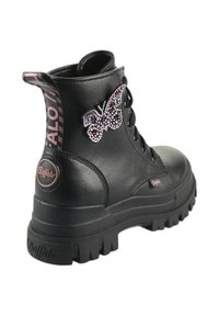 Stivale alla caviglia in pelle nera con design allacciato, suola in gomma chunky, farfalla decorativa in strass rosa e blu e marchio Buffalo sul tallone.