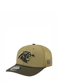 Khakifarbenes Baseballcap mit Mesh-Panels, verfügt über ein schwarzes und gelbes gesticktes Panther-Logo auf der Vorderseite, einen gebogenen Schirm und einen Snapback-Verschluss.