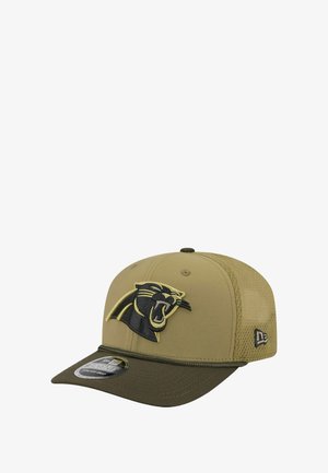 Khakifarbenes Baseballcap mit Mesh-Panels, verfügt über ein schwarzes und gelbes gesticktes Panther-Logo auf der Vorderseite, einen gebogenen Schirm und einen Snapback-Verschluss.