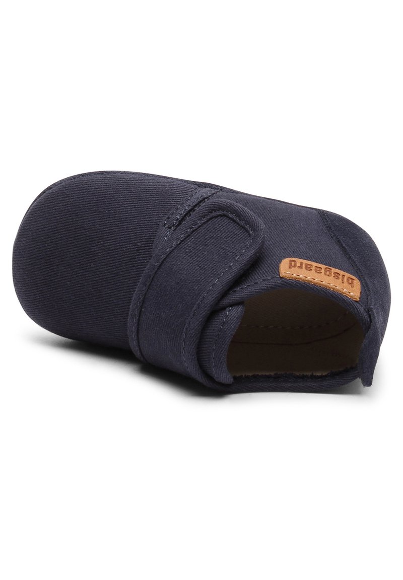 Navy Canvas-Schuh mit runder Zehenpartie, Klettverschluss und hochwertiger Lederbranding in Tan. Verfügt über ein weiches Innenfutter und gestickte Details.